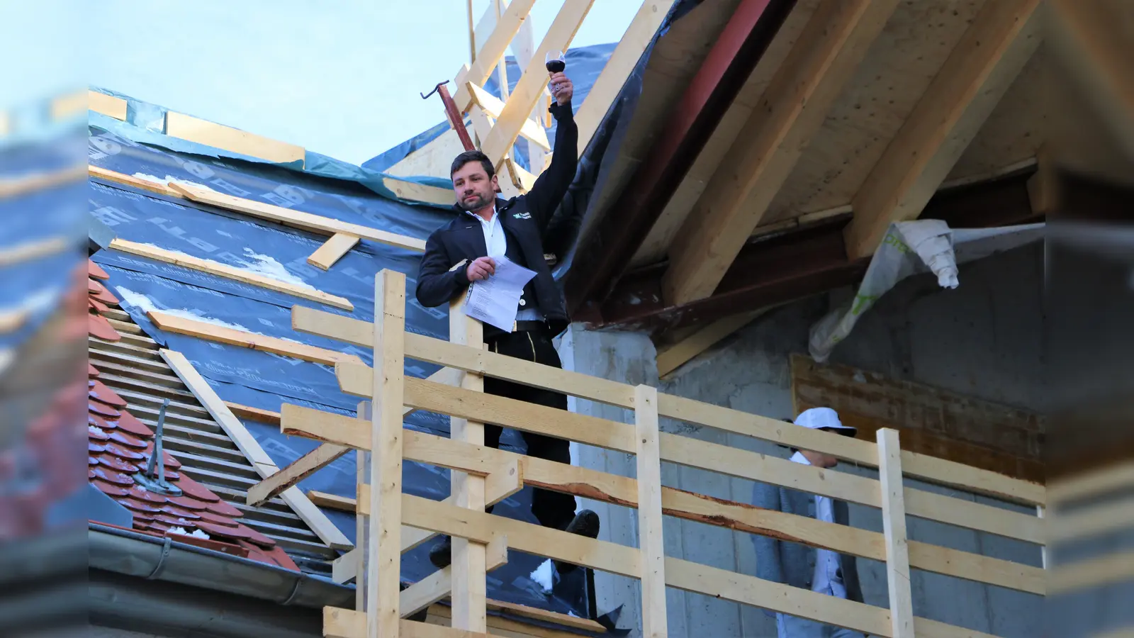 Zimmerermeister Moritz Lemberg erhob sein Glas auf das Jugendwohnheim. (Foto: Simon Vornberger/Kolping München)