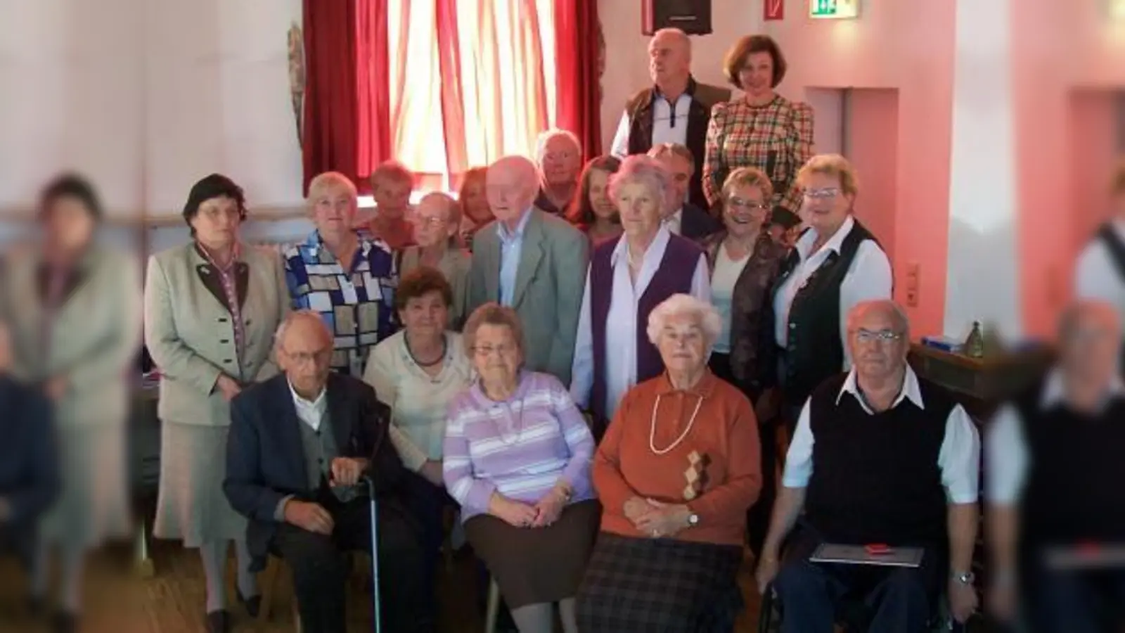 Bei der Oktoberversammlung des VdK Aubing wurden langjährige Mitglieder geehrt – darunter auch für ihre 60-jährige Mitgliedschaft Therese Dorner (vorne, Mitte), Erich Reimers (vorne, links) und Josef Untermeierhofer (stehend, erste Reihe, Mitte). (Foto: Herbert Forster)