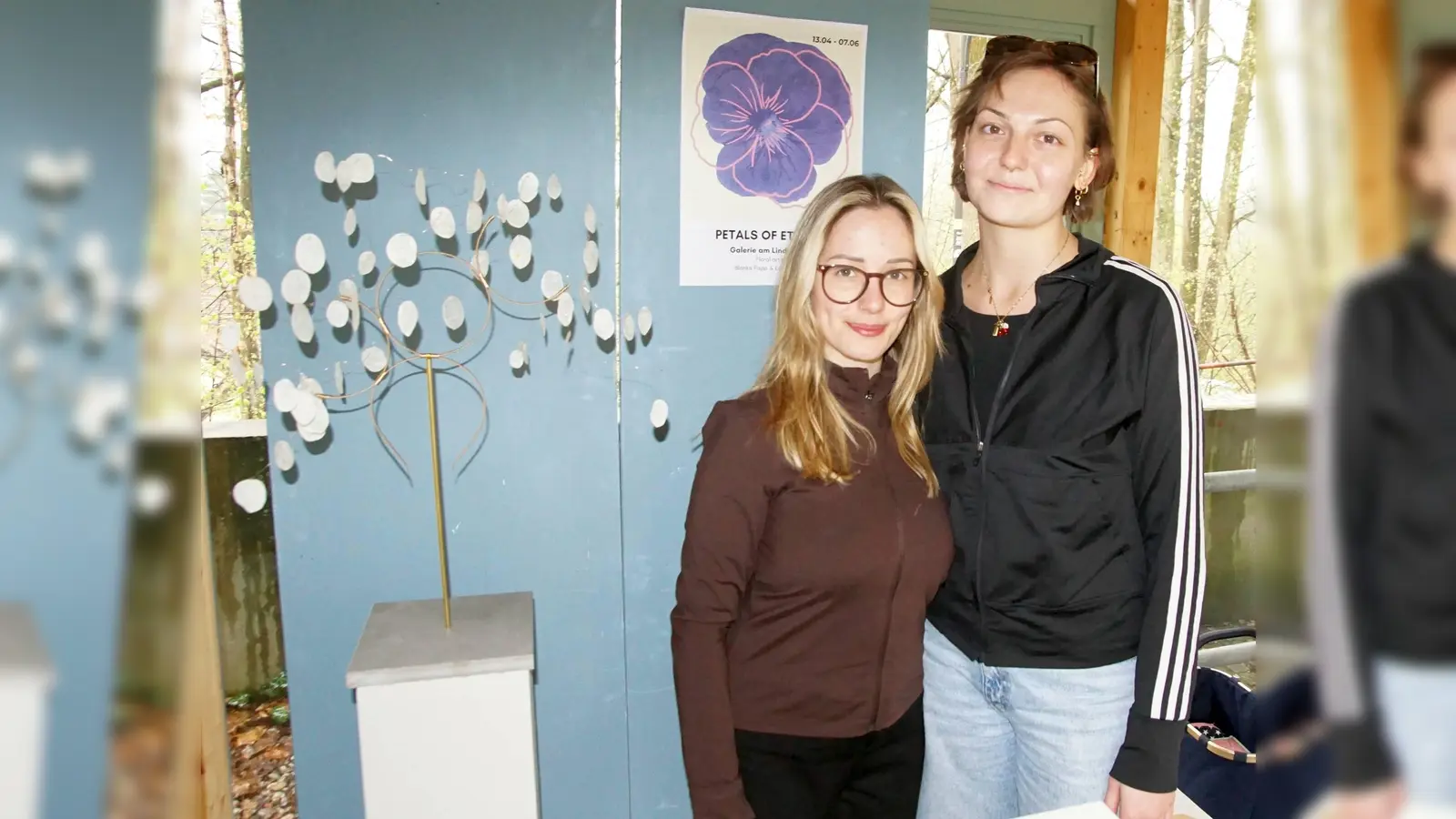 Blanka Papp-Erdei (l.) und Luzia Ortlieb zeigen in der Galerie am Lindenkeller „Florale Kunst”.<br> (Foto: bro)