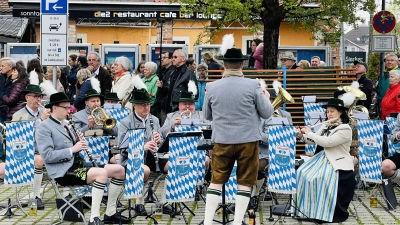 Die Neubiberger Harmonie spielt beim Pfarrfest Rosenkranzkönigin.  (Foto: hw)