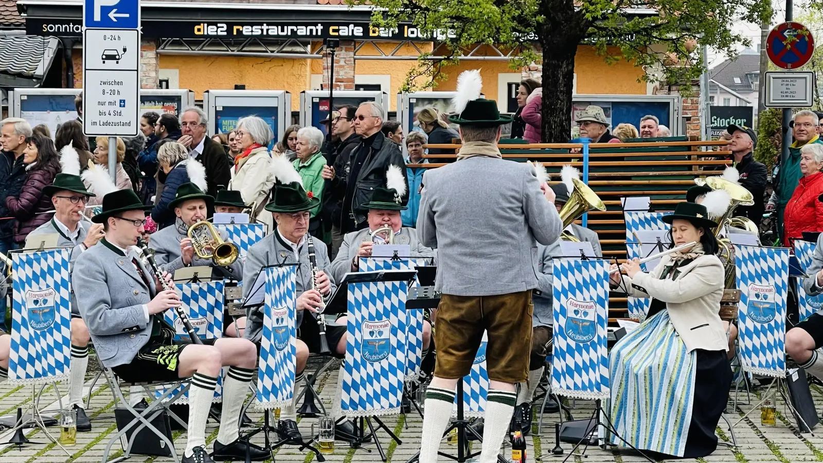 Die Neubiberger Harmonie spielt beim Pfarrfest Rosenkranzkönigin.  (Foto: hw)