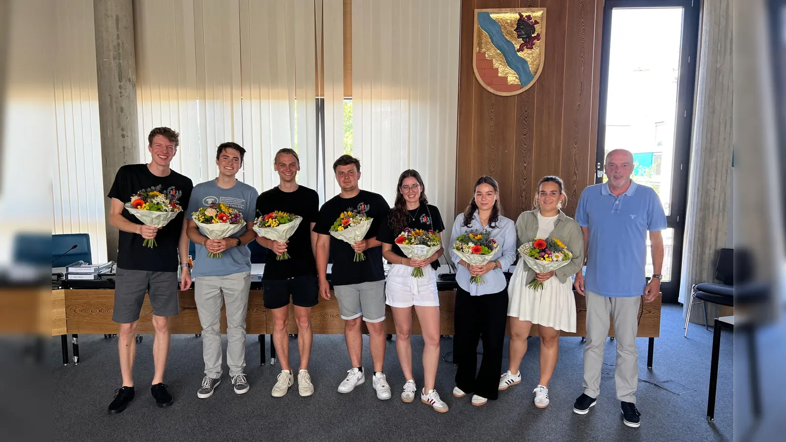 Von links nach rechts: Elias Seidl, Kilian Angermüller, Sören Meindl, Julian Maier, Julia Rube, Emma Kerst, Maria Kerst und der Zweite Bürgermeister Manuel Prieler. (Foto: Gemeinde ufg/kin)