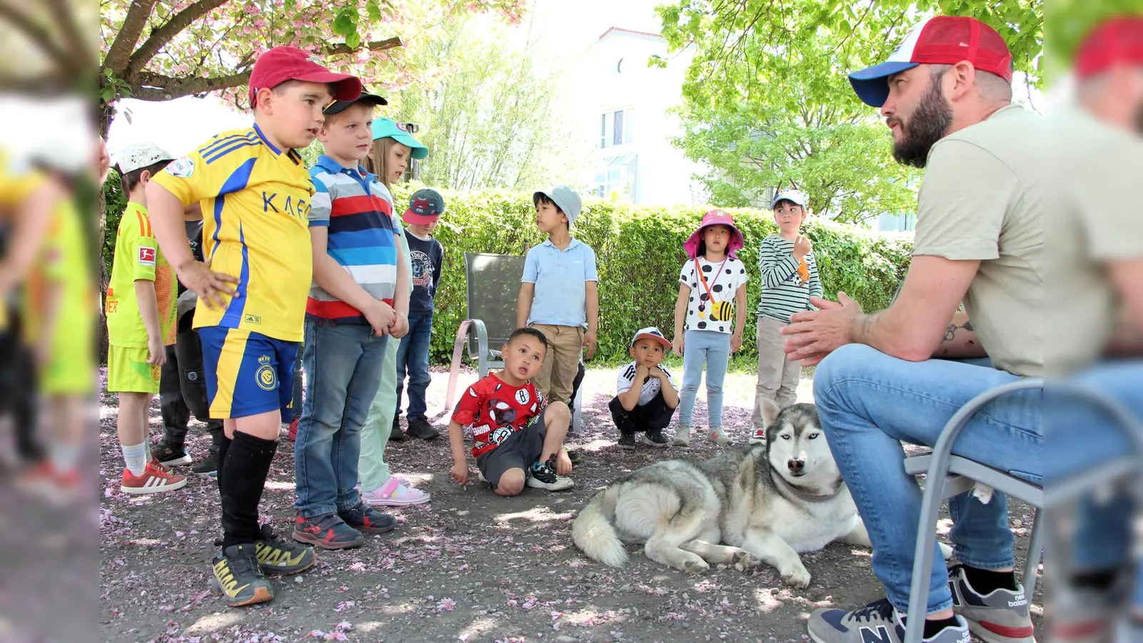 Spannend was Hundetrainer Benedikt Scheppan der Kindergartengruppe zu erzählen hat. (Foto: dek)