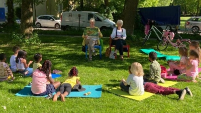 Die Lesefüchse lesen wie jeden Sommer in Parks und Innenhöfen vor. (Foto: Beate Erdmann/Lesefüchse e.V.)