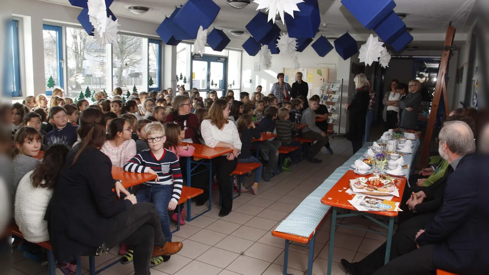 Ein „Faires Frühstück“ wie hier in der Berglerner Schulaula ist eine Möglichkeit, das Thema „fairer Handel“ auch an Schulen voranzubringen. (Foto: kw)