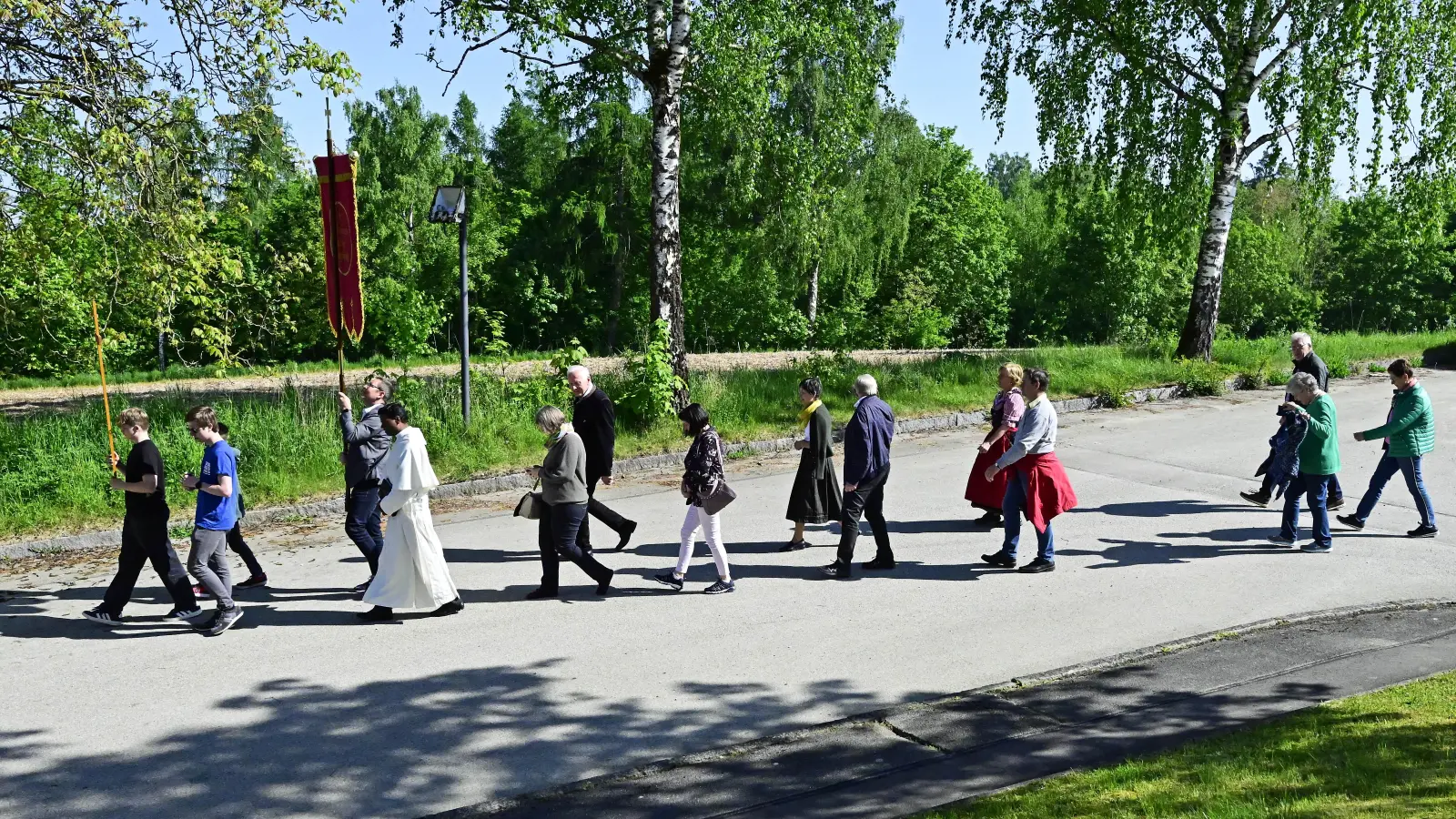 Die Langenbacher Marienfreunde haben es nicht weit, hinauf zur Wallfahrtskirche bzw. hinab nach Hause. (Foto: R. Lex)