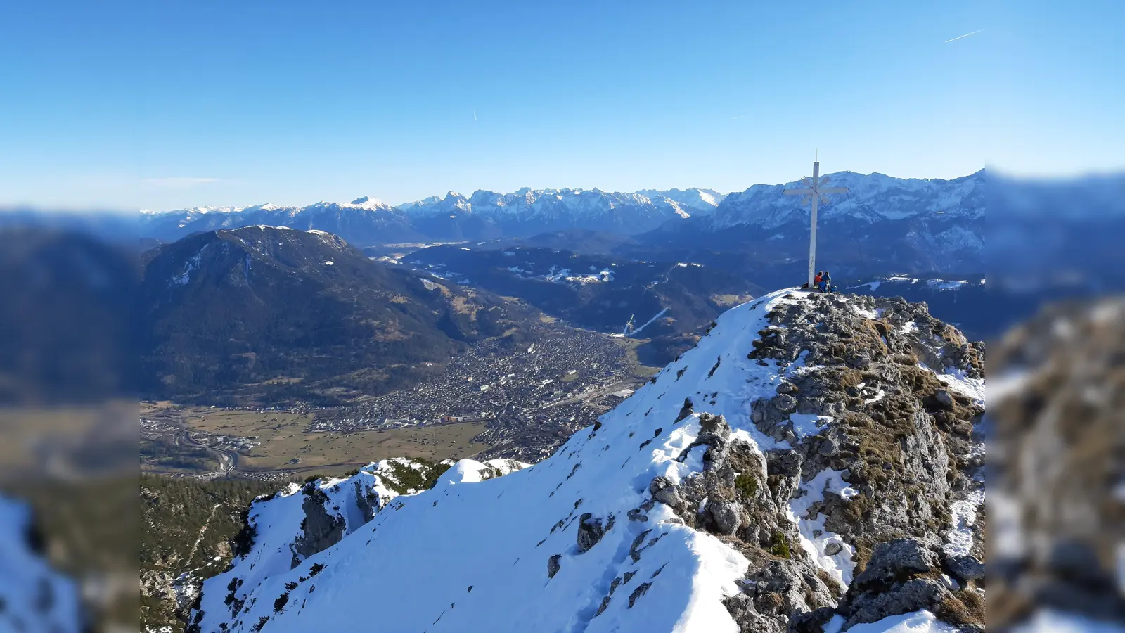 Tiefblick auf Garmisch-Partenkirchen: Der Wintersport-Urlaub in Bayern soll auch trotz Corona-Beschränkungen für alle möglich sein. (Foto: Stefan Dohl)
