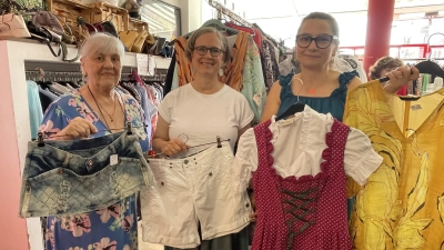 Klawotte-Leitung Gabriela Goltios (r.) und einige ihrer engagierten Ehrenamtlichen mit toller Sommerware, in der man nun den gesamten August über schwelgen kann.  (Foto: hw)