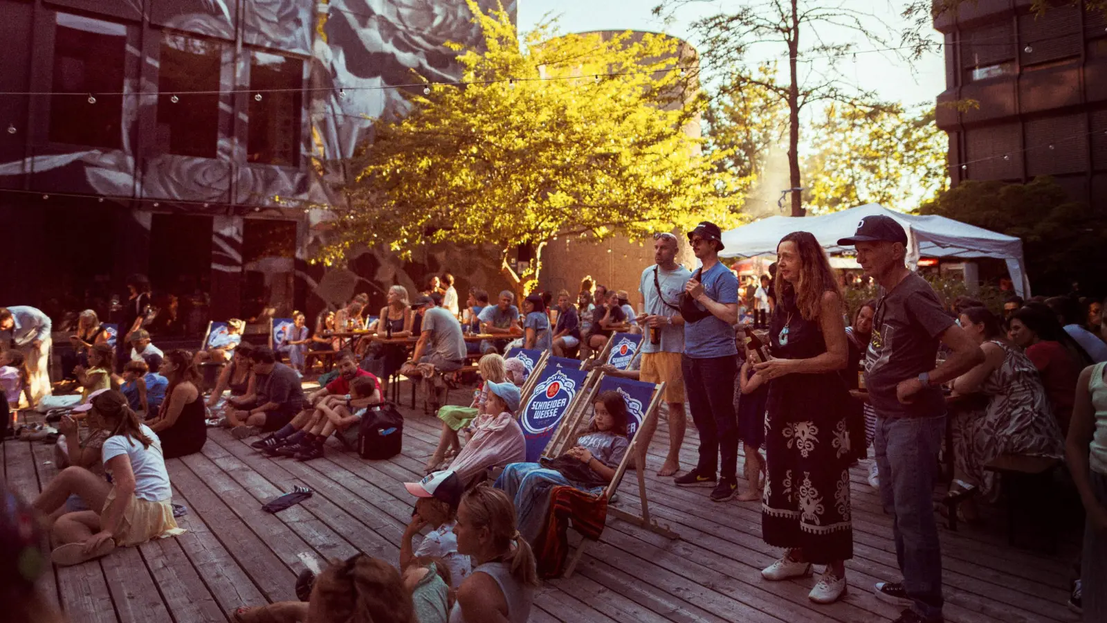 Der Innenhof des Candy wird zur Bühne für die junge Münchner Musikszene. (Foto: Julian Schulz)