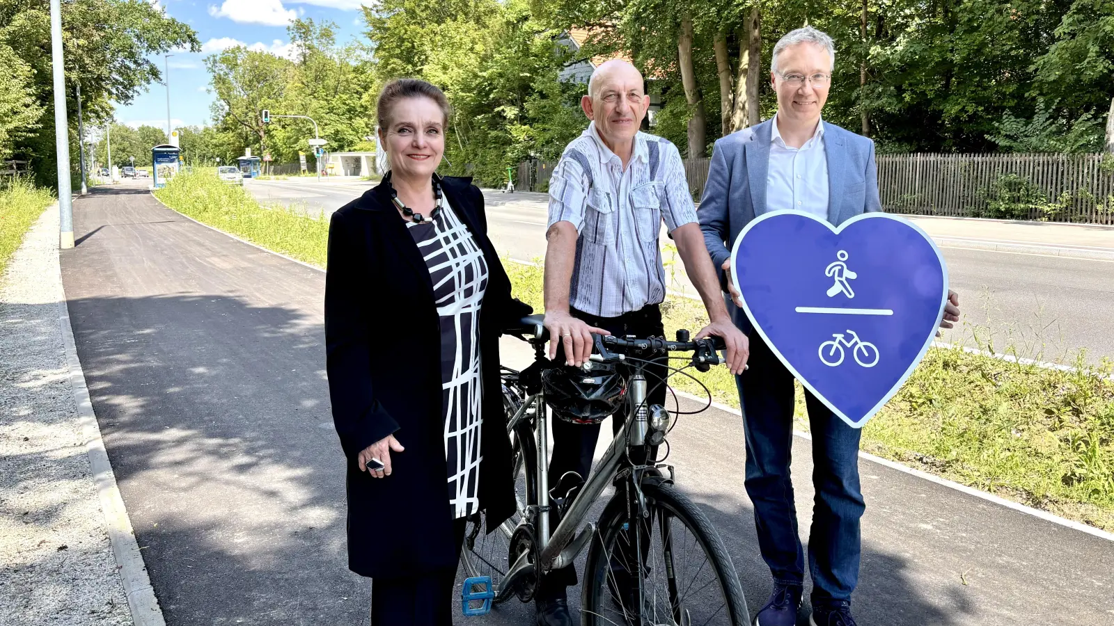 Baureferentin Dr.-Ing. Jeanne-Marie Ehbauer, der Vorsitzende des Bezirksausschusses 19, Dr. Ludwig Weidinger, und Mobilitätsreferent Georg Dunkel machten sich ein Bild von der fertigen Maßnahme.An der neuen Querung nördlich der Noestraße informierten sie sich über die Verbesserungen für den Fuß- und Radverkehr, die barrierefreien Bushaltestellen sowie die erneuerte Fahrbahn. (Foto: Baureferat)