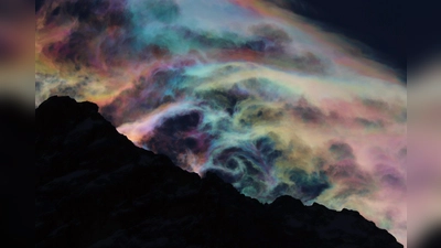 „Auf einer Winterwanderung durfte ich Zeuge eines seltenen Naturphänomens werden: irisierende Wolken, die durch die Lichtbeugung an winzigen Eiskristallen entstehen und den Himmel in schillernden Farben erstrahlen lassen”, erzählt Raphael Christoph. „Nur kurz war das Farbenspiel über den Bergkanten zu sehen. Dies war ein sehr besonderer Moment, den ich einfangen konnte.” Mit diesem Bild kam er auf Platz 1 in der Kategorie „Magie der Farben”. (Foto: Raphael Christoph / Museum Mensch und Natur)