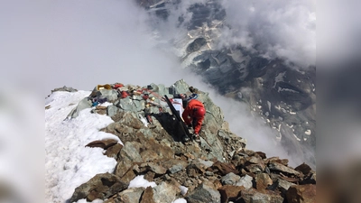 Die große Erfahrung von Jan Beutel und Samuel Weber mit Einrichtungen zur Messung von Felsbewegungen im Hochgebirge half dem Team beim Aufbau des Messnetzes.  (Foto: Jan Beutel, ETHZ/Uni Innsbruck)