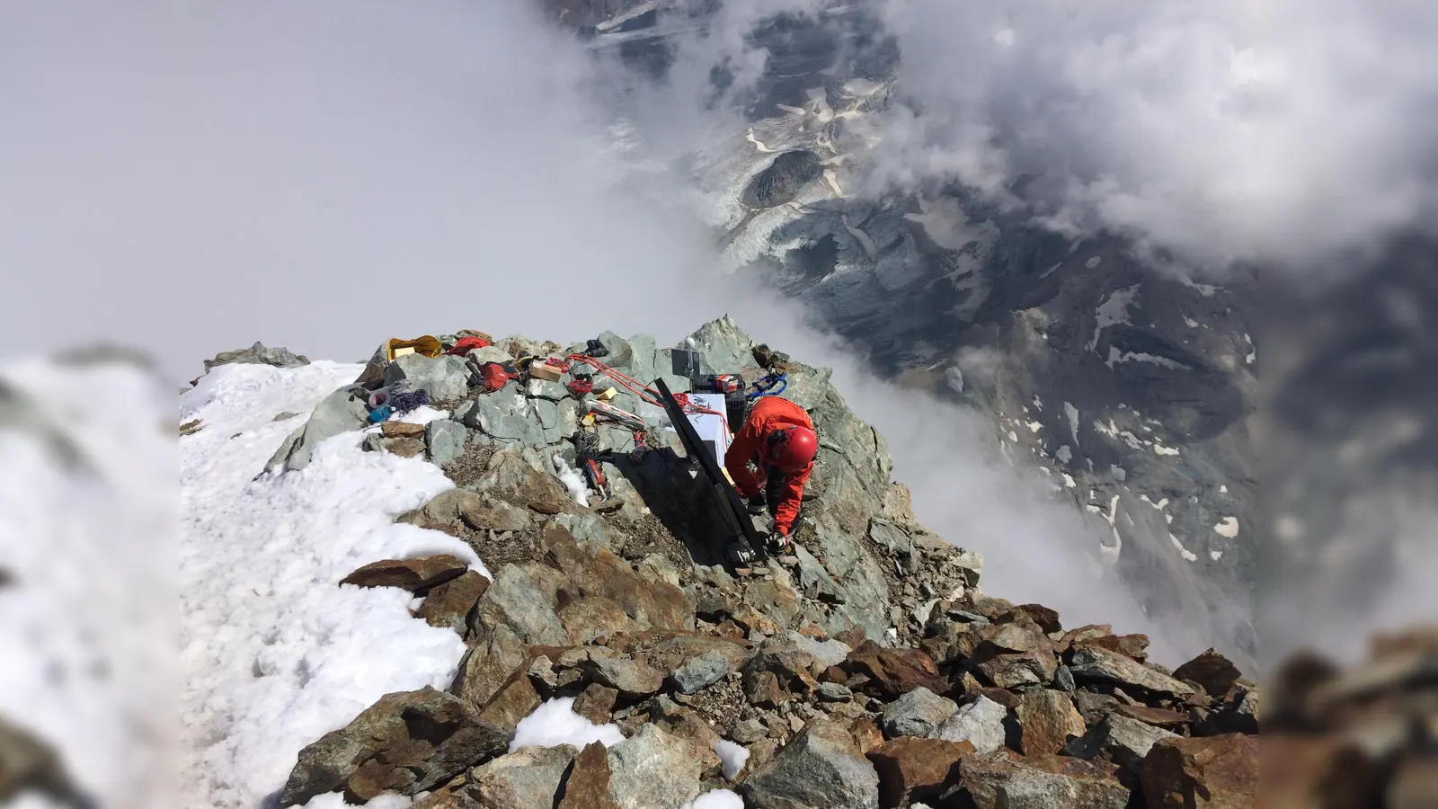 Die große Erfahrung von Jan Beutel und Samuel Weber mit Einrichtungen zur Messung von Felsbewegungen im Hochgebirge half dem Team beim Aufbau des Messnetzes.  (Foto: Jan Beutel, ETHZ/Uni Innsbruck)