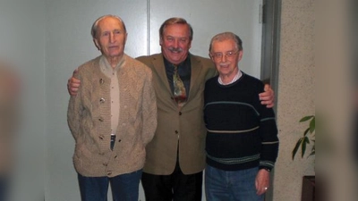Bei seinen langjährigen Stellvertretern Josef Feneberg (l.) und Erwin Forster (r.) bedankte sich Helmut Pfundstein für ihr großes Engagement. (Foto: pi)