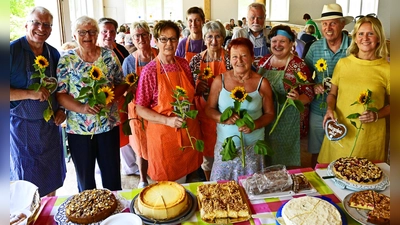Alle Helferinnen und Helfer erhielten von der Bürgermeisterin (r.) als Dank eine Sonnenblume und ein Herzerl. Dr. Elmar Ziegler (2.v.r) und Traudl Strejc (5.v.r.) freuten sich mit dem tatkräftigen Helferteam über das Lob von Susanne Hoyer. (Foto: R. Lex)