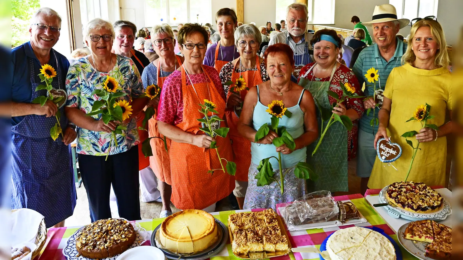 Alle Helferinnen und Helfer erhielten von der Bürgermeisterin (r.) als Dank eine Sonnenblume und ein Herzerl. Dr. Elmar Ziegler (2.v.r) und Traudl Strejc (5.v.r.) freuten sich mit dem tatkräftigen Helferteam über das Lob von Susanne Hoyer. (Foto: R. Lex)