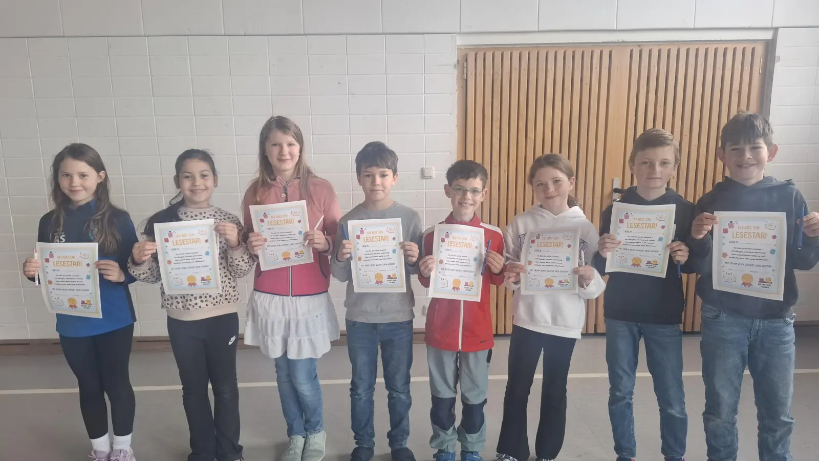 Stolz präsentierten die Gewinnerinnen und Gewinner des Lesewettbewerbs ihre Urkunden. (Foto: Kleinfeldschule)