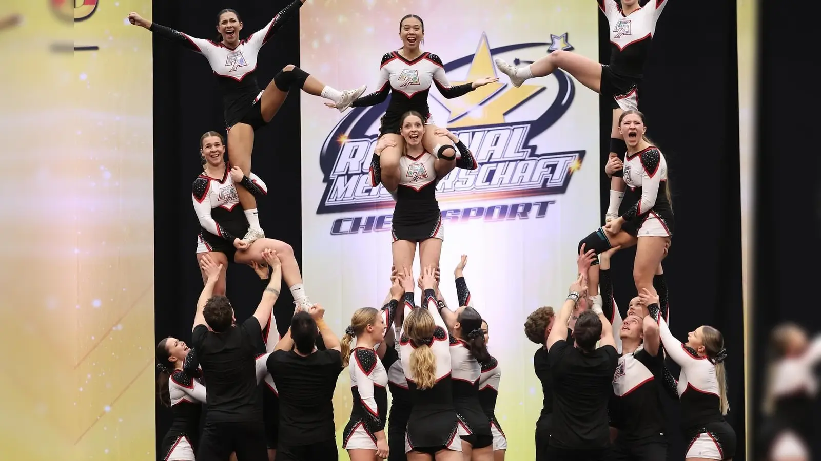 Erfolgreiche Cheerleader: Die Flames Allstars aus Haar haben schon viele Titel bei den Landes- und Regionalmeisterschaften sowie der Deutschen Meisterschaft gewonnen. (Foto: Flames Allstars - TSV Haar)