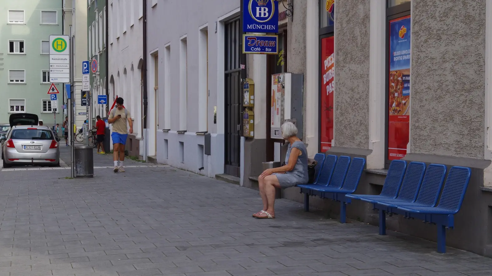 An der Bushaltestelle „Kazmairstraße“ wurden auf Wunsch einer Bürgerin Sitzgelegenheiten aufgestellt. (Foto: Beatrix Köber)