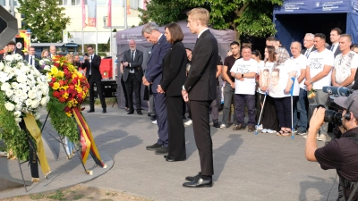 In einer Gedenkveranstaltung wurde der Opfer des OEZ-Attentats gedacht. Mit dabei Ministerpräsident Markus Söder, Präsidentin des Landtags, Ilse Aigner und Oberbürgermeister Dominik Krause (v.l.). (Foto: Robert Bösl)