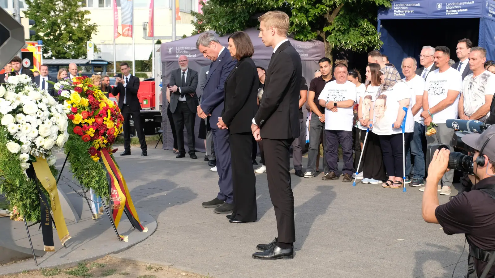 In einer Gedenkveranstaltung wurde der Opfer des OEZ-Attentats gedacht. Mit dabei Ministerpräsident Markus Söder, Präsidentin des Landtags, Ilse Aigner und Oberbürgermeister Dominik Krause (v.l.). (Foto: Robert Bösl)