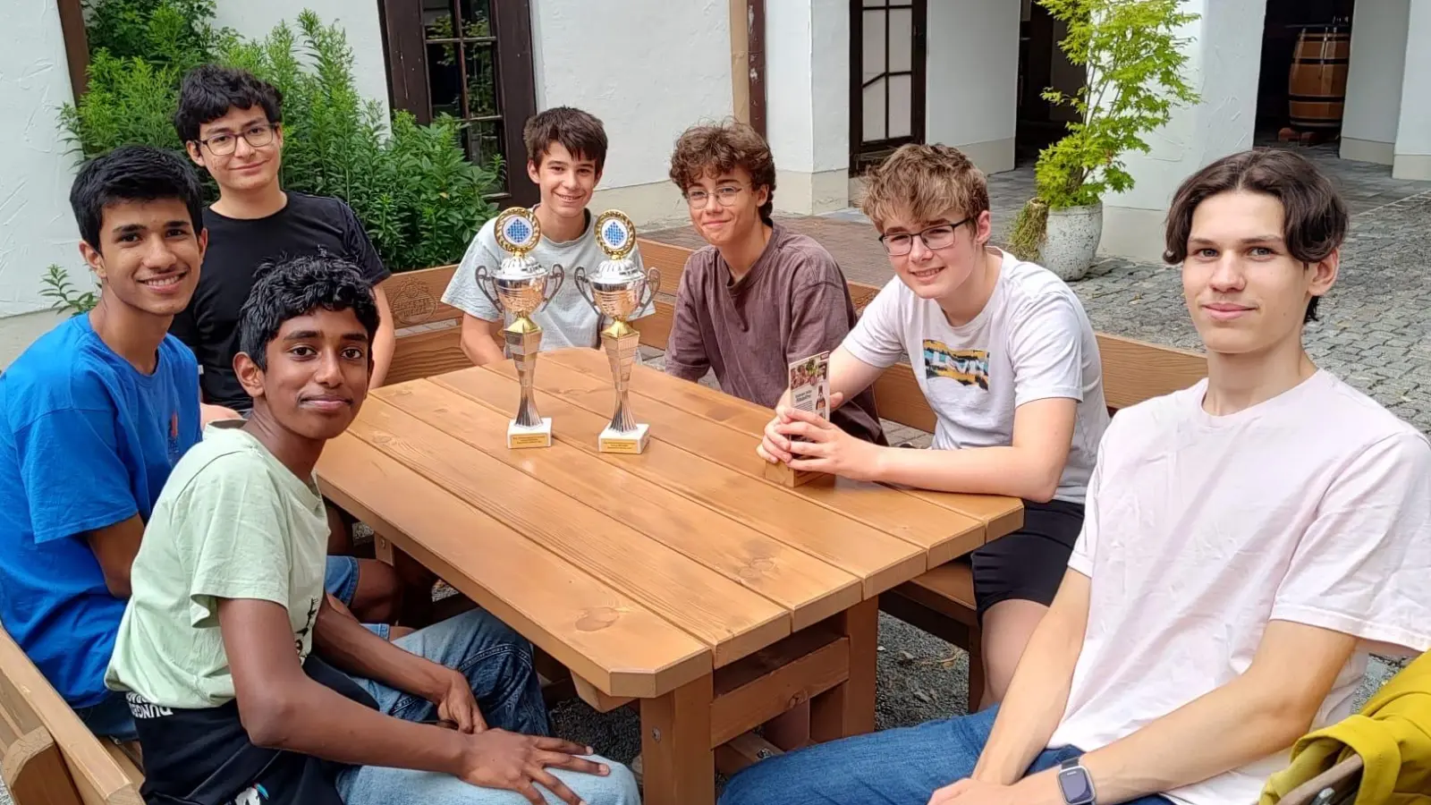Gleich zwei Pokale brachten die jungen Schachspieler von Kelheim mit nach München. (Foto: Schachfreunde München)