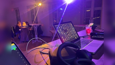 Viel los im Pelkovenschlössl: Nach dem Besuch der Sammlermesse „Retro Con” ist am Abend Gelegenheit zum Tanzen in der Disco.  (Foto: Isabel Metzger)