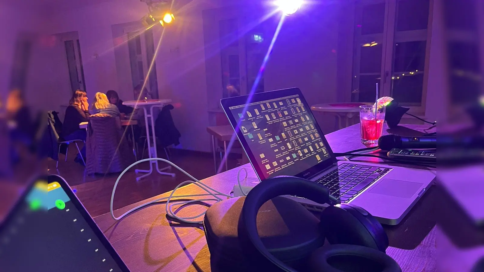 Viel los im Pelkovenschlössl: Nach dem Besuch der Sammlermesse „Retro Con” ist am Abend Gelegenheit zum Tanzen in der Disco.  (Foto: Isabel Metzger)