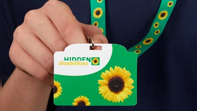 Mit der Karte am Schlüsselband wird auf versteckte Behinderungen aufmerksam gemacht.  (Foto: © Hidden Disabilities Sunflower)