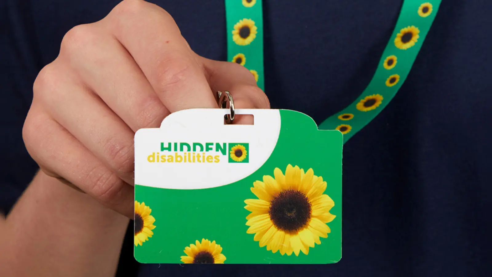 Mit der Karte am Schlüsselband wird auf versteckte Behinderungen aufmerksam gemacht.  (Foto: © Hidden Disabilities Sunflower)