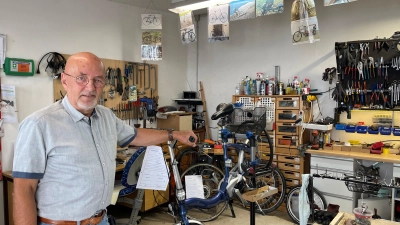 Kurt Kriegbaum betreut die Fahrradwerkstatt der Mobilen Werkstatt der Caritas. Er sucht einen Nachfolger im Ehrenamt.  (Foto: hw)
