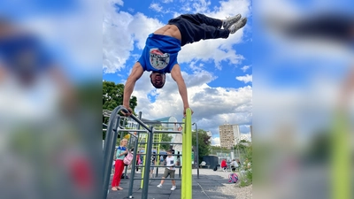 Trainer Yussef zeigt allen Interessierten, wie man mit seinem eigenen Körpergewicht trainieren kann.  (F: Hannah Gessler)