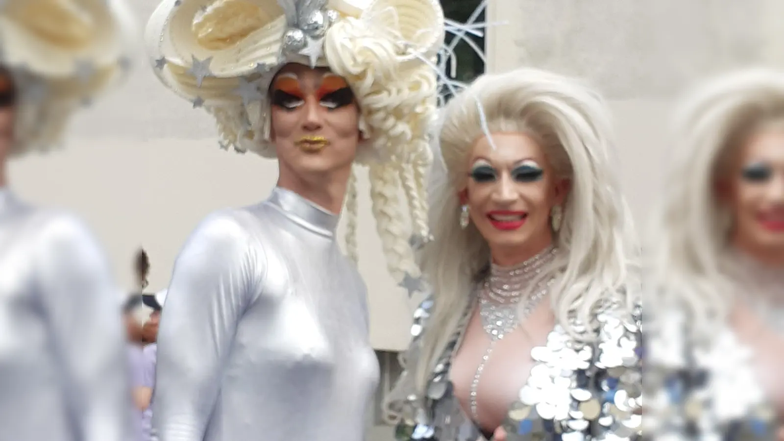 Das Make-up ist schrill, die Botschaft ist klar: Gleiche Rechte für alle! (Foto: mha)