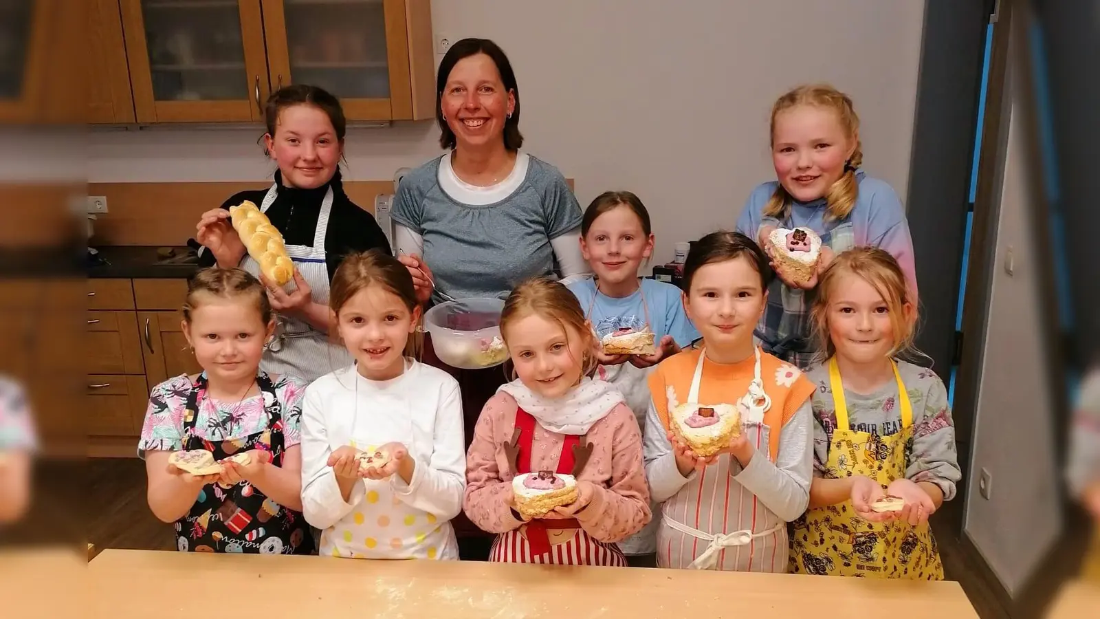 BBV-Ernährungsfachfrau Birgit Hindelang gab den Jungbäckerinnen ihr Wissen über Teige weiter. (Foto: A. Kögel)