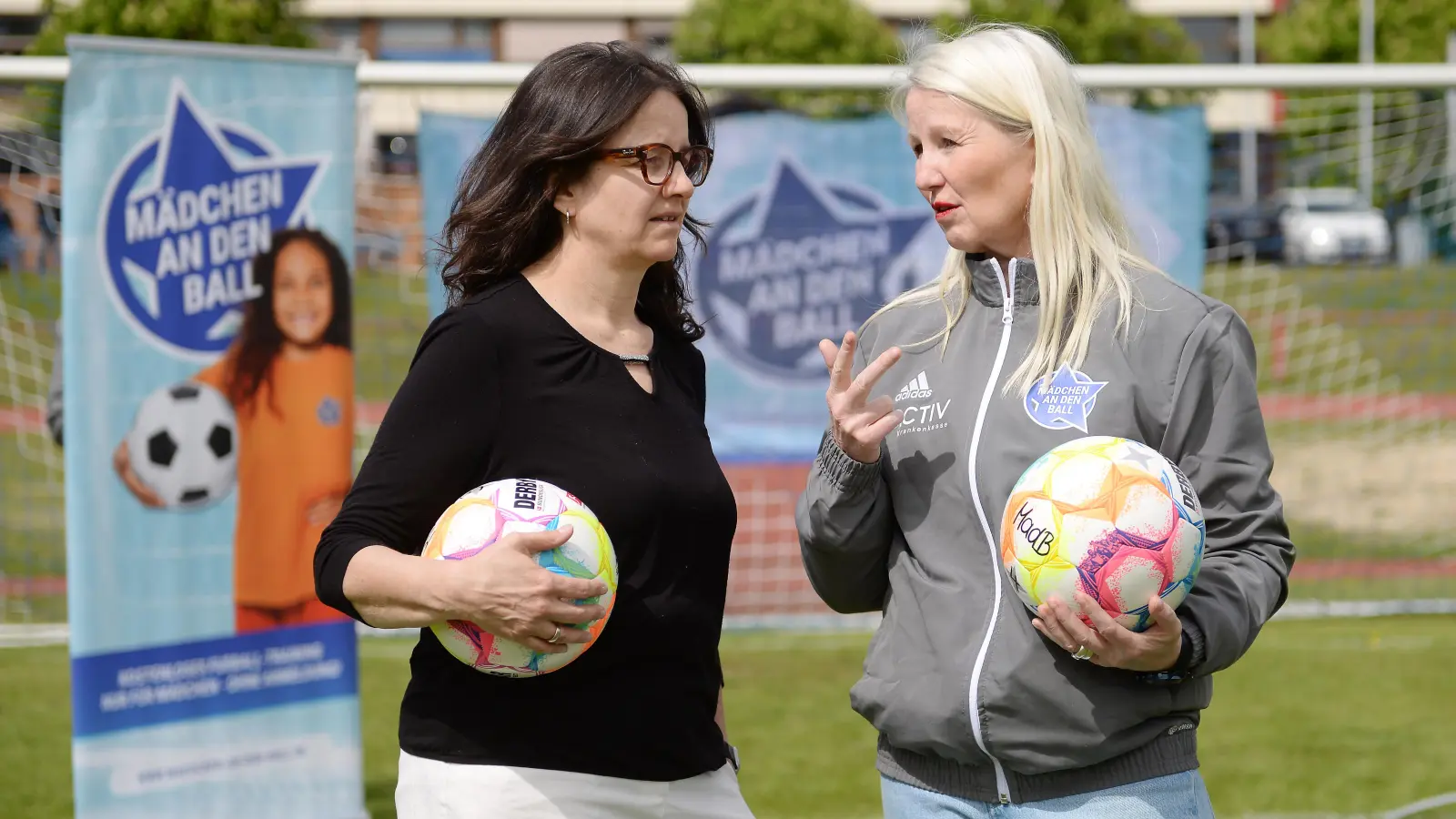 Anna Seliger (rechts), Initiatorin und Projektleiterin von „Mädchen an den Ball“, zusammen SPD-Stadträtin Kathrin Abele, die Schirmpatin des Erfolgsprojektes ist. (Foto: Robert Haas)