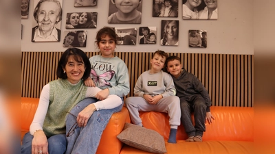 Ein Treffpunkt für große und kleine Stadtviertelbewohner ist das Milbertshofener Herz, besser bekannt als „Generationenzentrum Milbertshofen”. Leiterin Harumi Adam, Hefdier, Alen und Devian – alle fühlen sich hier wohl. 