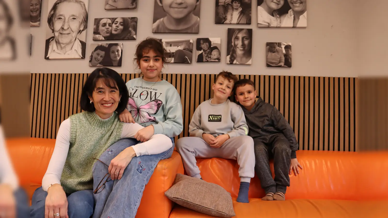 Ein Treffpunkt für große und kleine Stadtviertelbewohner ist das Milbertshofener Herz, besser bekannt als „Generationenzentrum Milbertshofen”. Leiterin Harumi Adam, Hefdier, Alen und Devian – alle fühlen sich hier wohl. 