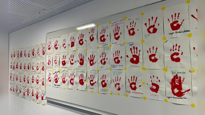 450 rote Handabdrücke zieren nun die Gänge der Helen-Keller-Realschule – ein sichtbares Zeichen für Frieden und für Kinderrechte. (Foto: Helen-Keller-Realschule)