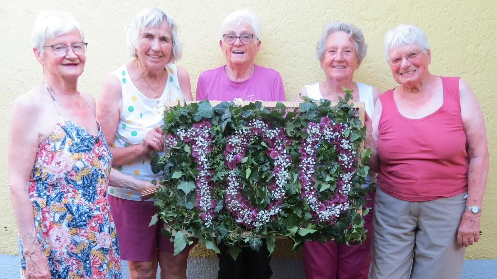 Ein rundes Jubiläum – das muss gefeiert werden. Die blumige 100 ist das Ergebnis fleißiger Hände.  (Foto: Gartenbauverein Hartmannshofen)