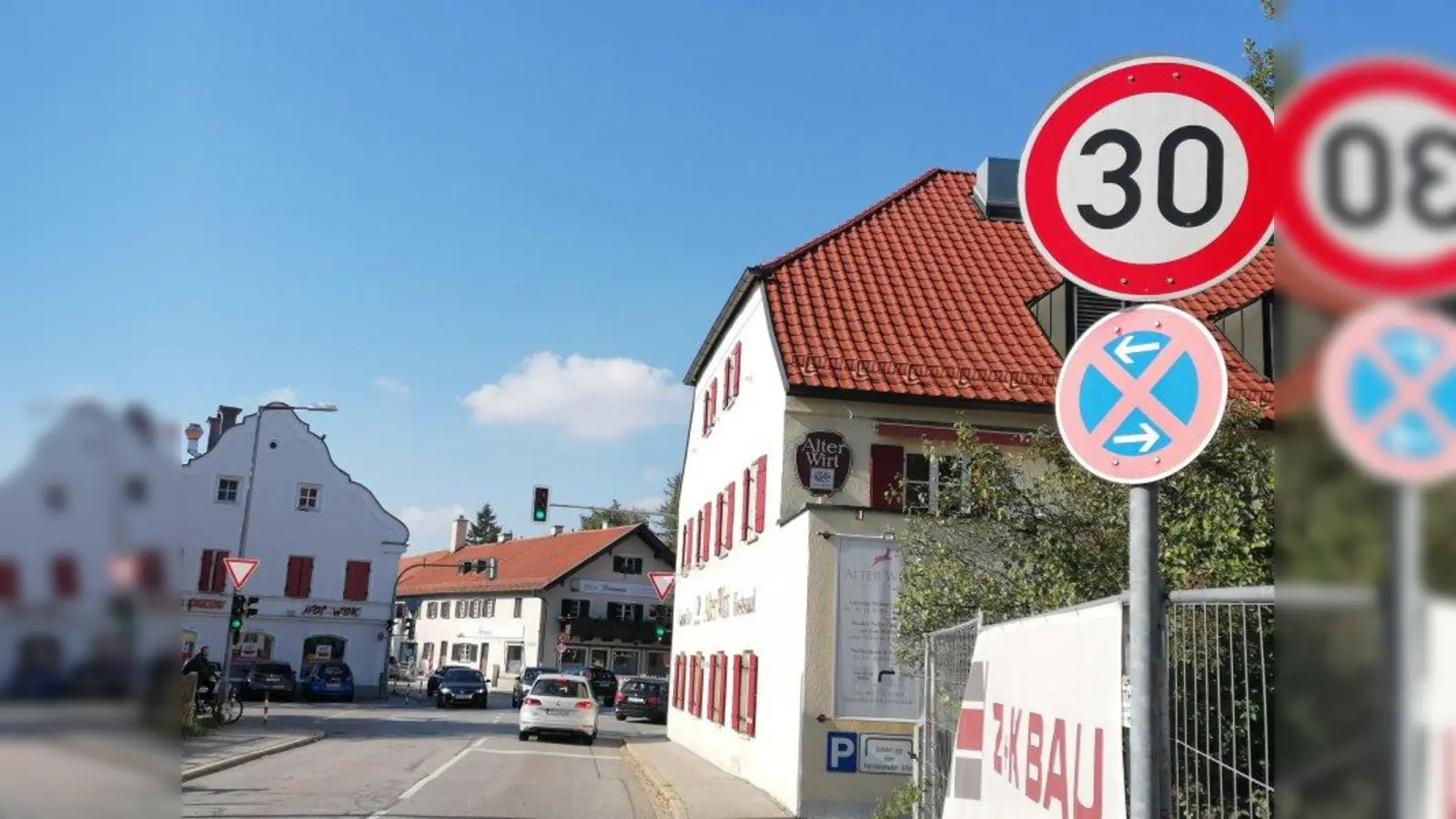 In Forstenried (hier beim Alten WIrt) gilt auf der Herterichstraße ebenso wie im Dorfkern Solln oder vor der Herterichschule Tempo 30. Es gibt aber auch 50-km/h-Abschnitte. (Foto: job)