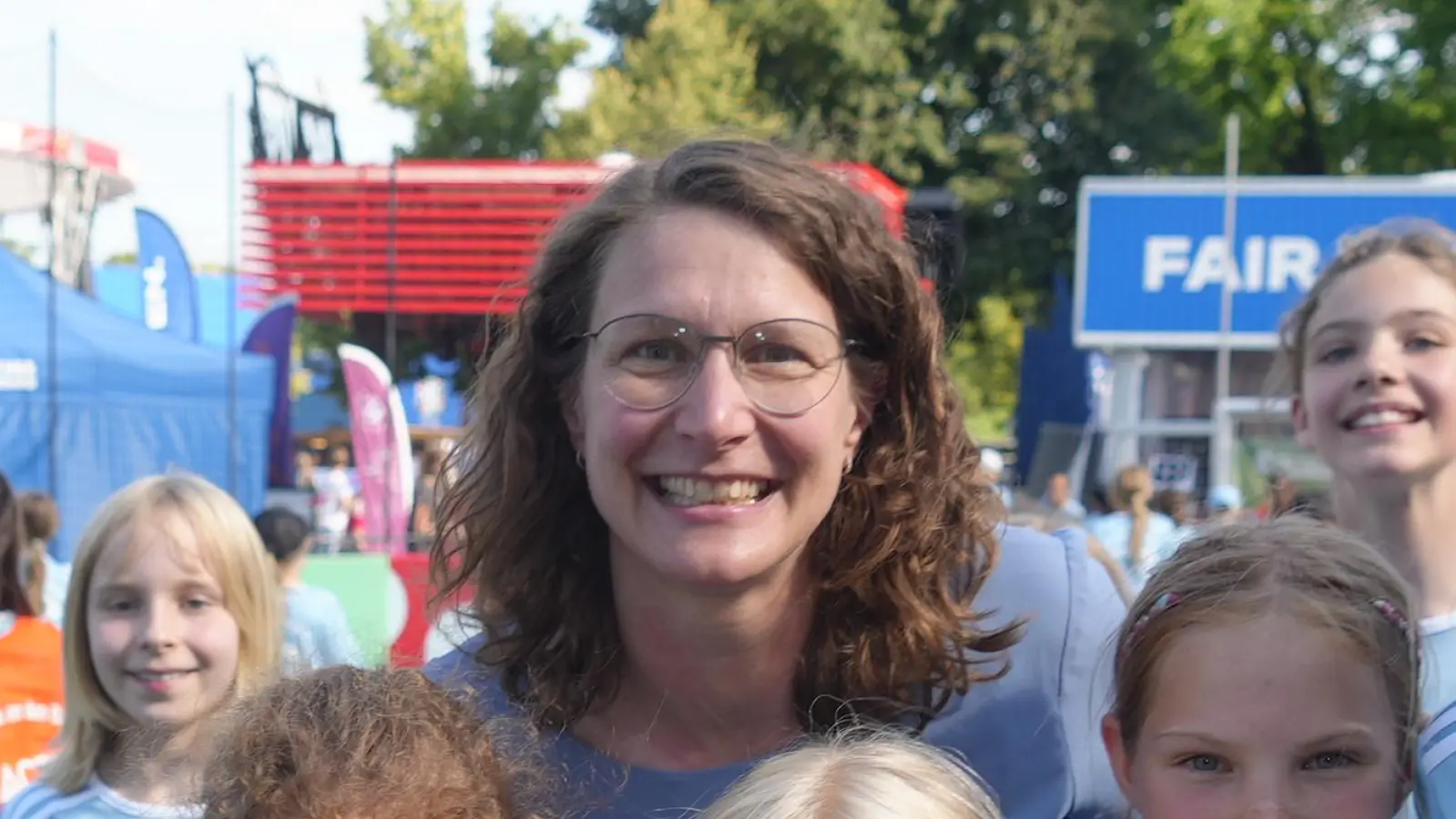 Die frühere Profisportlerin Kathrin „Ka“ Lehmann (Mitte) hatte in ihrer Funktion als EM-Botschafterin der Host City München einen Spendenscheck in Höhe von 5000 Euro für „Mädchen an den Ball” dabei. (Foto: Biku e.V.)