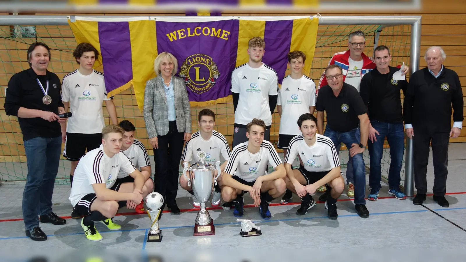Das Siegerteam des FÖV Haar mit der Bürgermeisterin Gabriele Müller, „Fleischi“ und Lions-Mitgliedern. (Foto: privat)