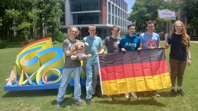 Johannes Jacob (ganz links) war Teil des sechsköpfigen deutschen Auswahlteams für die Internationale Mathematik-Olympiade 2026 in Shanghai. Der Schüler des MTG gewann eine Goldmedaille. (Foto: Bildung & Begabung)