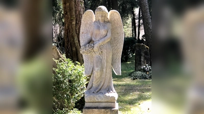 An Allerheiligen wird der verstorbenen Heiligen aber auch an alle anderen Verstorbenen gedacht. Aus diesem Grund werden die Gräber an diesem Tag gesegnet. (Foto: hw)