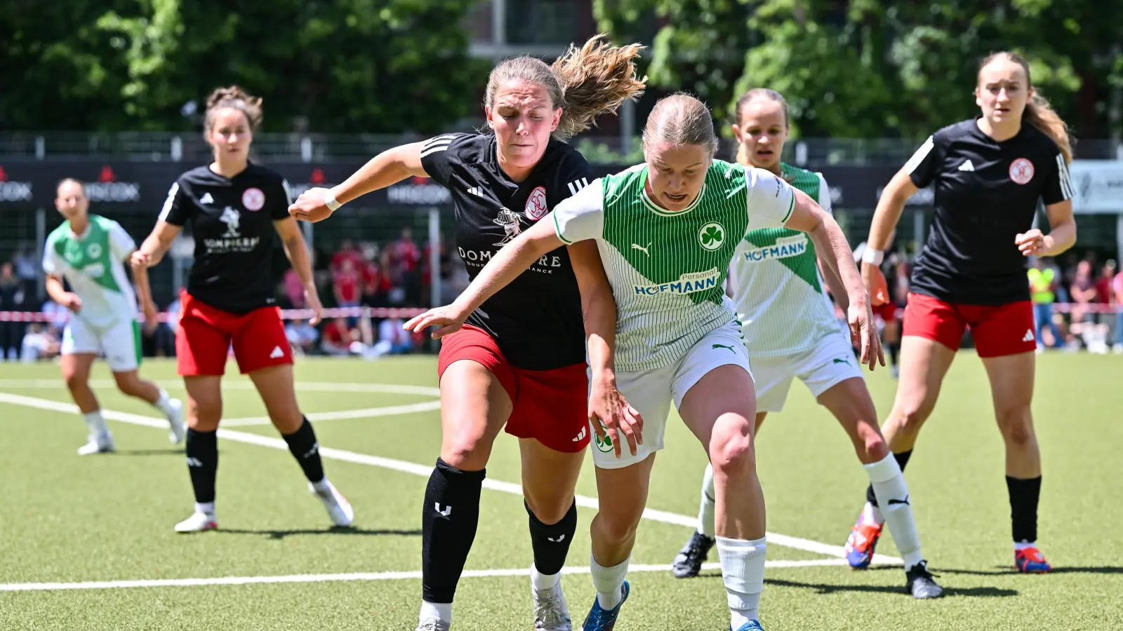Annick Leisching (SC Amicitia München, schwarz) im Duell mit Judith Gruber (SpVgg Greuther Fürth): Die Münchnerinnen verkauften sich als Außenseiter im Pokalfinale gut, unterlagen aber letztlich mit 2:3. (Foto: Adrian Goldberg/BFV)