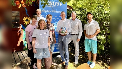 Höhepunkt der Veranstaltung war die Verlosung eines WM-Fußballs, den der Landtagsabgeordnete Bernhard Seidenath gespendet hatte. (Foto: CSU)