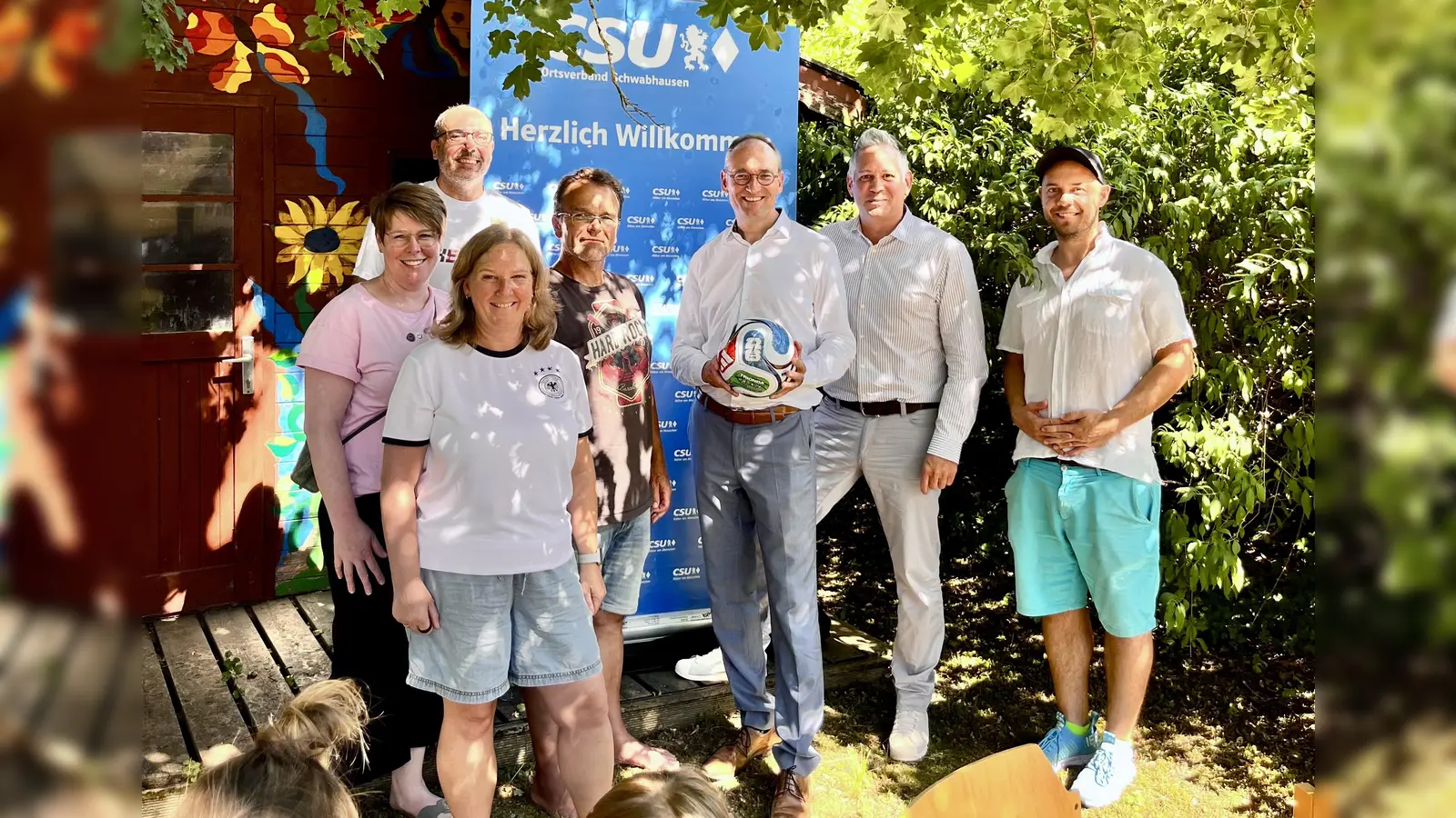 Höhepunkt der Veranstaltung war die Verlosung eines WM-Fußballs, den der Landtagsabgeordnete Bernhard Seidenath gespendet hatte. (Foto: CSU)