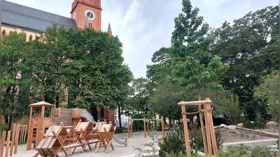 Mit den fertigen Spiel- und Sportflächen nördlich der Kirche ist nun wieder der gesamte Johannisplatz nutzbar. (Foto: bas)