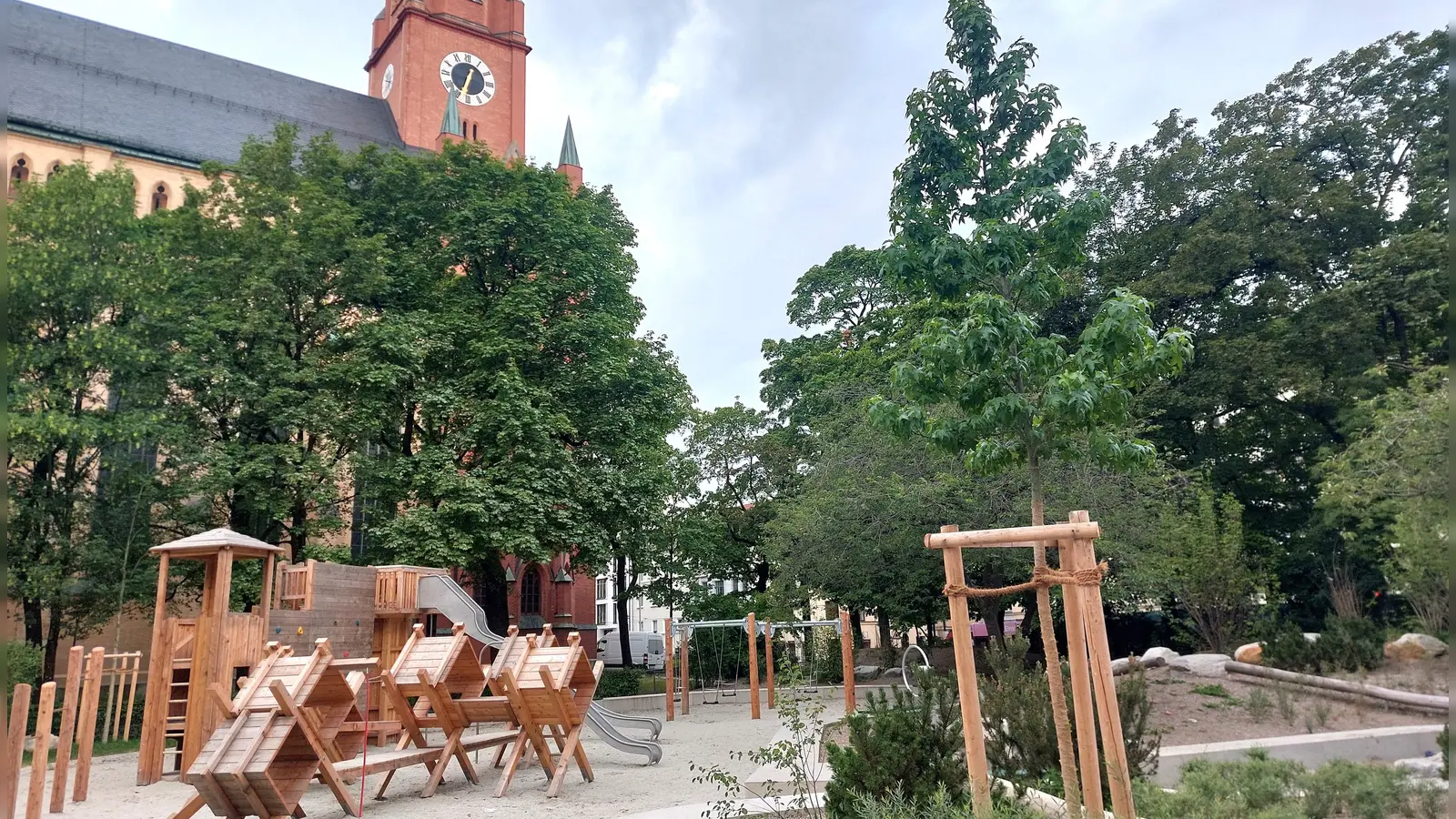 Mit den fertigen Spiel- und Sportflächen nördlich der Kirche ist nun wieder der gesamte Johannisplatz nutzbar. (Foto: bas)