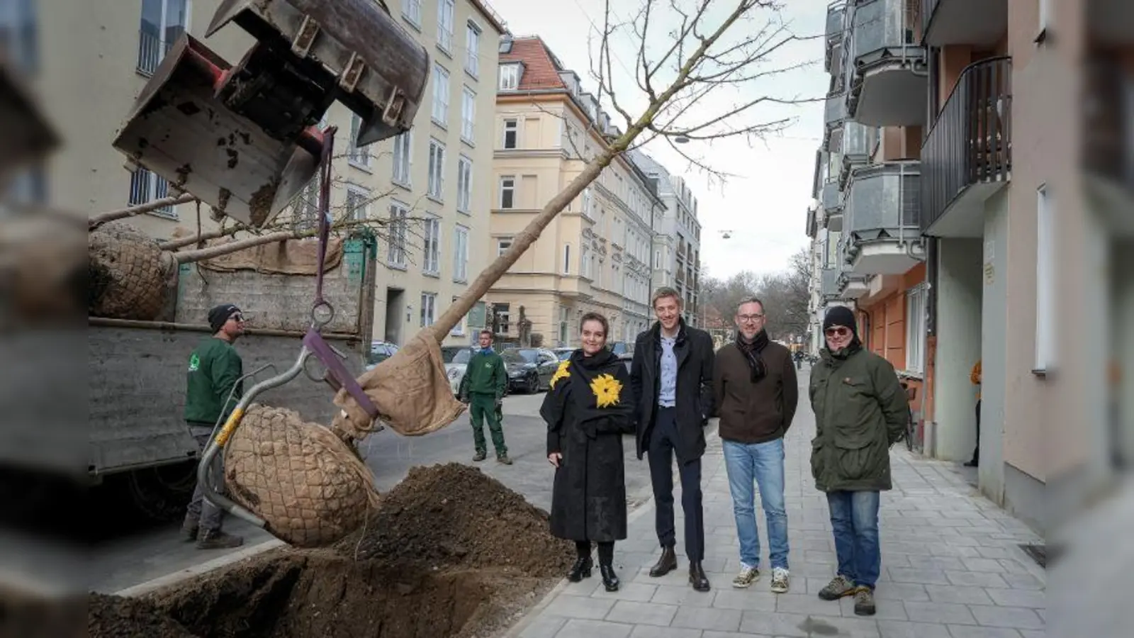 Bürgermeister Dominik Krause, Baureferentin Dr.-Ing. Jeanne-Marie Ehbauer, Boris Schwartz (Referat für Klima- und Umweltschutz) und der Vorsitzende des Bezirksausschusses für die Ludwigsvorstadt und Isarvorstadt, Benoît Blaser, haben die Pflanzung des ersten von sieben neuen Straßenbäumen in der Arndtstraße begleitet. (Foto: Leonhard Simon)